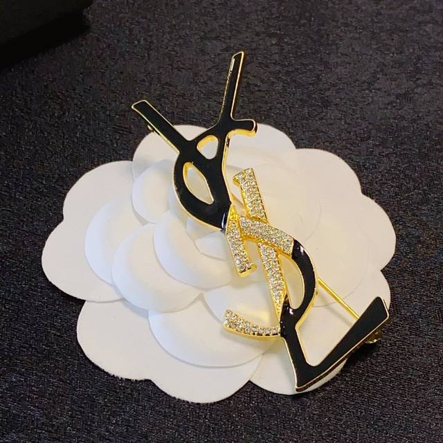 p60 YSL Saint Laurent new arrival, diamond-encrusted black brooch, Saint Laurent