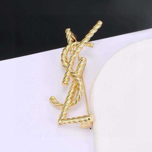 70 Saint Laurent (YSL) Brooch: Exceptional electroplating craftsmanship, luxurio
