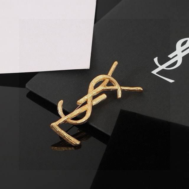 70 Saint Laurent (YSL) Brooch: Exceptional electroplating craftsmanship, luxurio