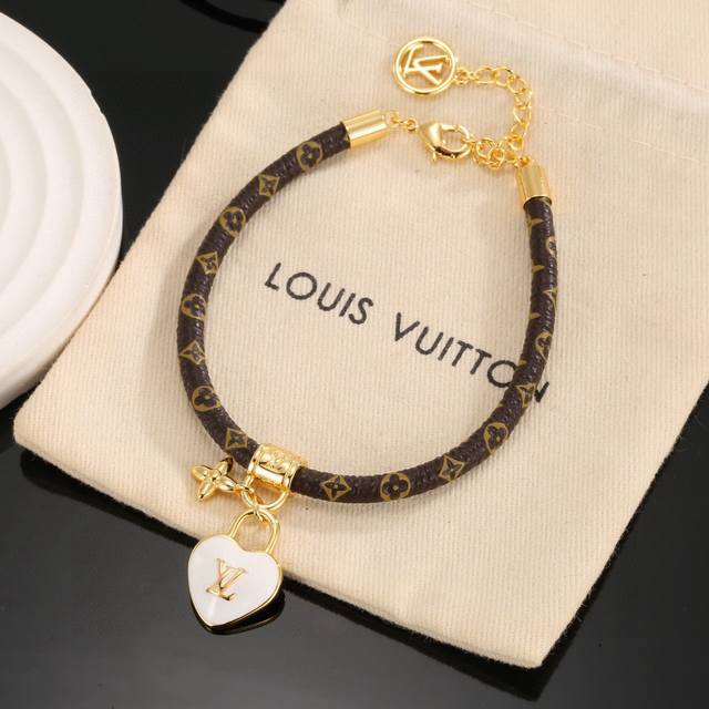 70 男女可戴 Lv Circle 可逆手绳以标志性的单字帆布和金色金属树干螺柱为特征，向路易威登的历史致敬。光滑精致的小牛皮，以及金属扣，创造了一个抛光的外观