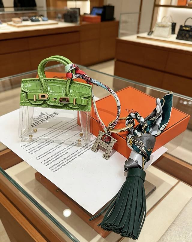 p100. New Hermes keychain, thickened platinum version. High-end craftsmanship, t