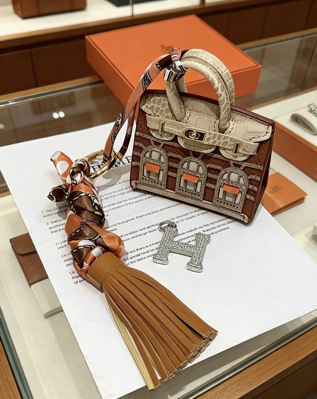 p100. New Hermes keychain, thickened platinum version. High-end craftsmanship, t