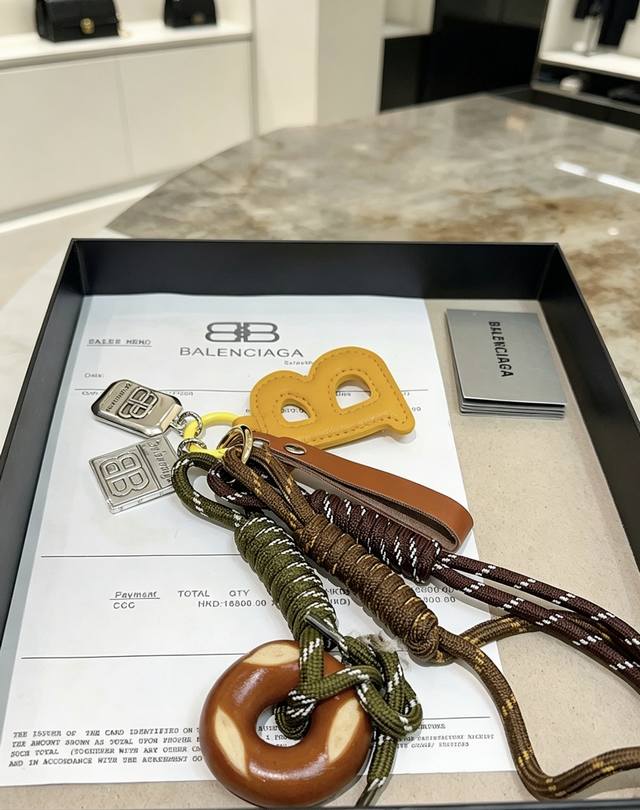 p100 新品发布 巴黎世家包包挂饰钥匙扣 巴黎世家钥匙扣 最新款包包挂饰档次更高明星同款 经典款联名设计理念钥匙扣系列 细节对版做旧处理 非市面亮面版型 这款