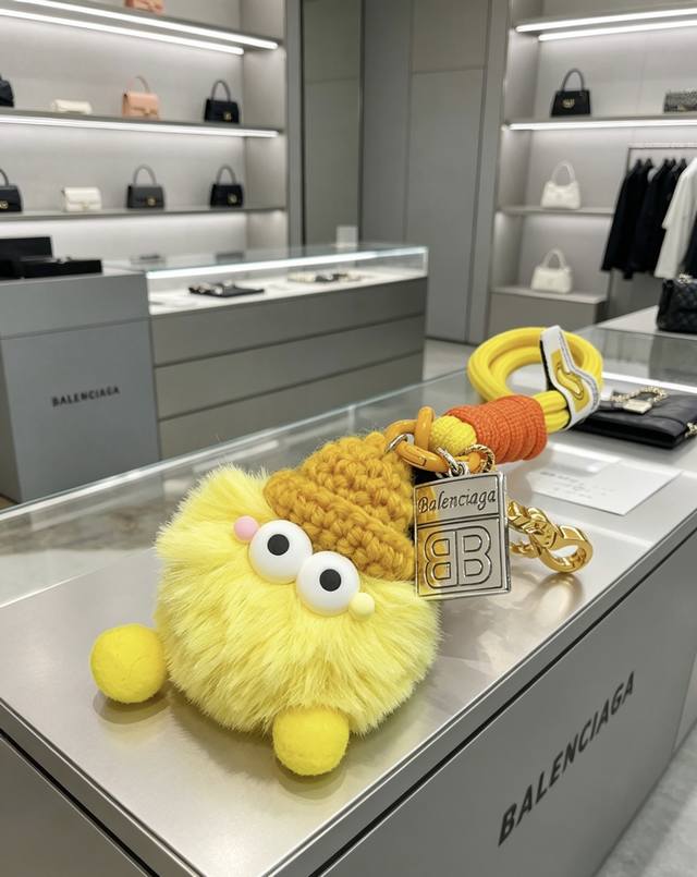 p100 新品发布 巴黎世家包包挂饰钥匙扣 巴黎世家钥匙扣 最新款包包挂饰档次更高明星同款 经典款联名设计理念钥匙扣系列 细节对版做旧处理 非市面亮面版型 这款