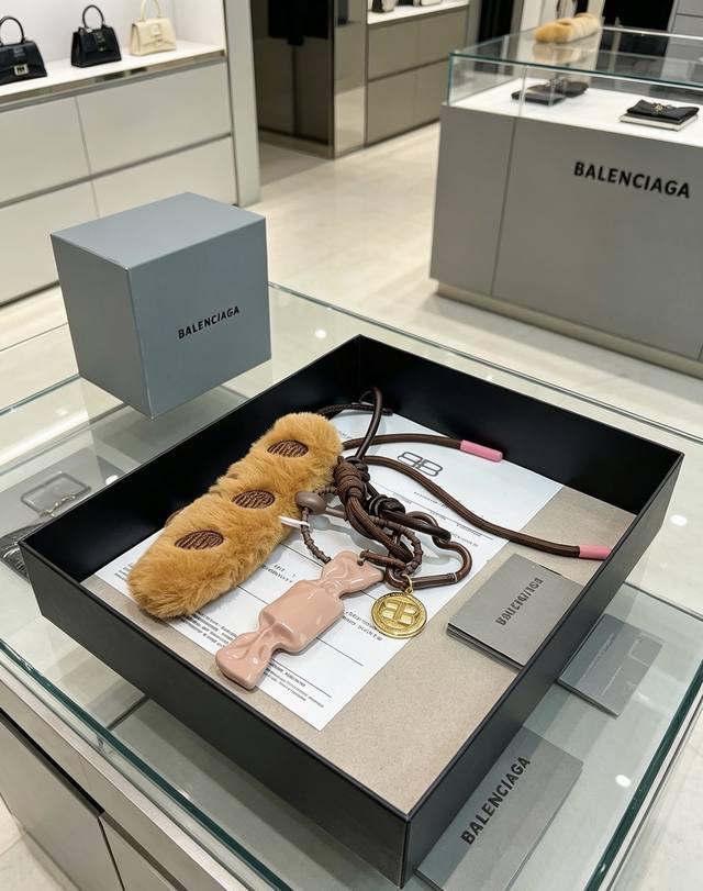 p100 新品发布 巴黎世家包包挂饰钥匙扣 巴黎世家钥匙扣 最新款包包挂饰档次更高明星同款 经典款联名设计理念钥匙扣系列 细节对版做旧处理 非市面亮面版型 这款