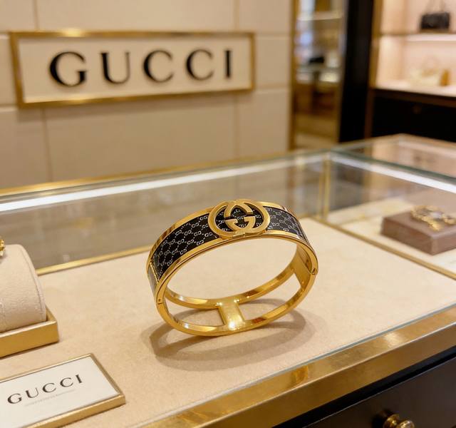 p100 . Gucci bracelet, handcrafted, latest style, higher quality, celebrity-endo