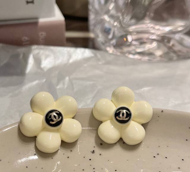 70 香奈儿压克力白色山茶花耳环 紧追潮流早春耳钉 不管你是圆脸还是长脸拆下自己配系有意想不到的惊喜，修饰脸型利器，大牌的设计每款都匪夷所思，总有想不到的灵感