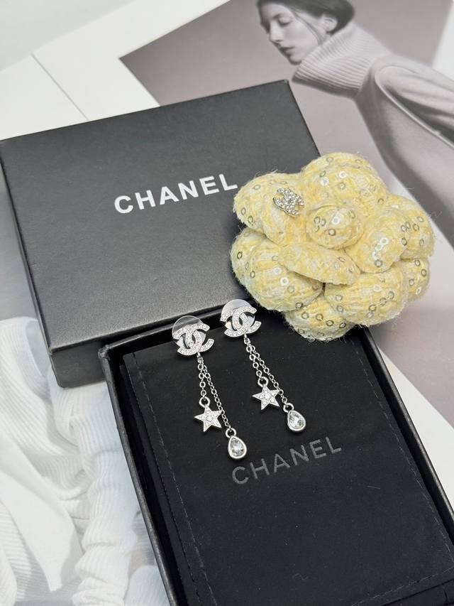 p70Chanel26C星星水钻耳环 香奈儿26C系列星星水钻耳环，经典双C标志+链条设计，搭配五角星和水滴形水钻，精致又闪耀。金属镀层+仿水晶，轻盈舒适，日常