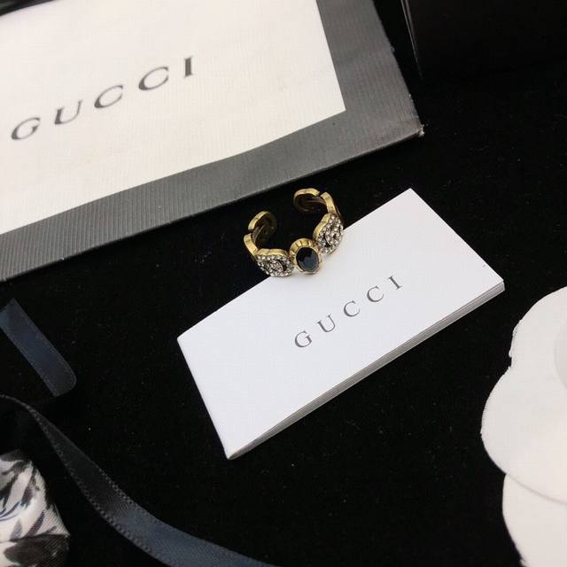 p60 Gucci New Retro G Pattern Ring Adorned with Exquisite Black Onyx and Diamond