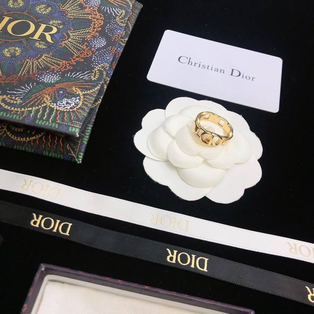 p50Dior迪奥 新款 Cd戒指 现货即发 爆款随时断时尚造型设计 很漂亮 专柜材质
