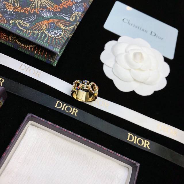 p60Dior迪奥 新款 Cd戒指 现货即发 爆款随时断时尚造型设计 很漂亮 专柜材质