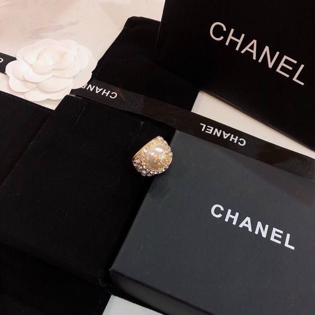 p60炒鸡好看 小香 Chanel 经典Cc 系列 微镶工艺 戒指 高端定制 原版镶嵌高碳钻 专柜同步 原版打造 妥妥的明星名媛必备单品 搭配各色礼裙连衣裙正装