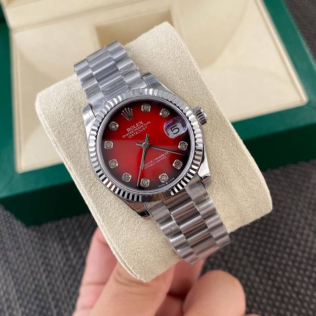 2730最新版本！今年最新款劳力士Rolex女款31尺寸日志型腕表！ 烟熏红钻盘 超级显贵气一款！定制真钻款！11颗Vs级别真钻时标！每一块表都中国Gtc权威机