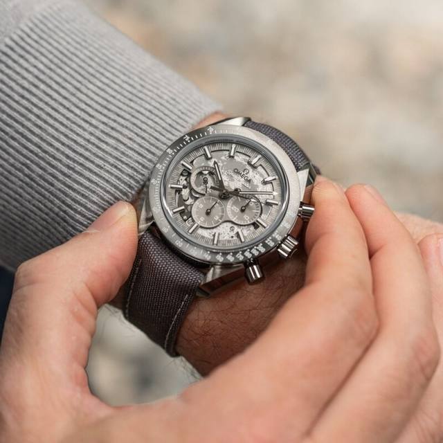 2210Tw Factory Omega Ob2 Speedmaster "Moon Grey" watch: A dual-sided moon design