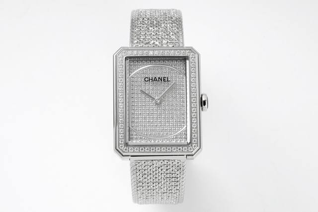 1630 watch draws inspiration from tweed, featuring a stainless steel bracelet em
