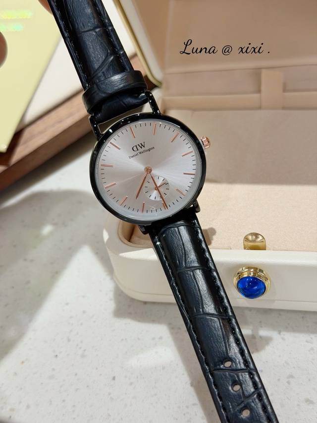 110 Dw手表，2026年最新上市，独家产品，Daniel Wellington，Dw =等我。我一次次的远行伴随爱人，在这个特殊的日子里为爱人送上一份特殊有