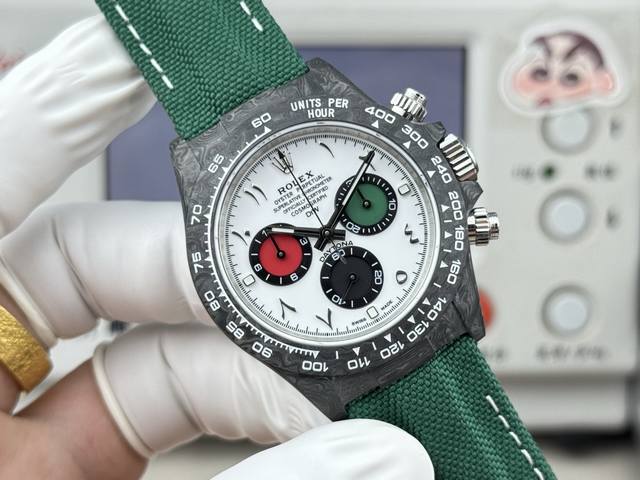 碳纤维2600-钻3510 Tw+Factory Rolex宇宙计时迪通拿系列之碳纤维定制版，腕表不仅佩戴轻便，外表坚硬。且每一只腕表都拥有独一无二的碳纤花纹材