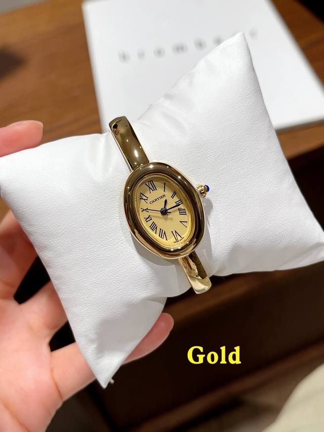 Cartier 100手镯款Baignoire浴缸系列腕表，典雅欧风浴缸形状，完美演绎卡地亚的经典美学，涌现腕表设计的焕新力量 卡家又一经典之作浴缸系列。实物拿