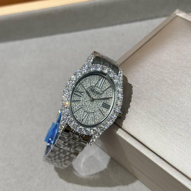 皮带280 钢带390 Chopard萧邦L‘Heuredudiamant#系列腕表，采用品牌标志性“皇冠爪镶”工艺，以精湛技艺与风格为女性之美谱写出一曲奢美的