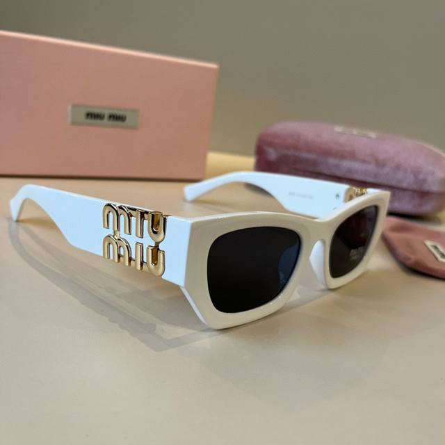 100 p Miu Miu sunglasses, black with a gold logo, is always the perfect combinat
