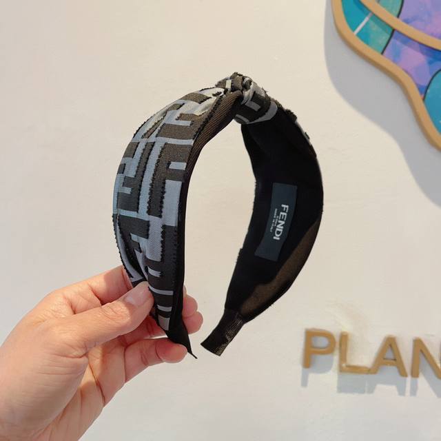 Comes with packaging p60 Fendi hot new headband, retro headband, simple and vers