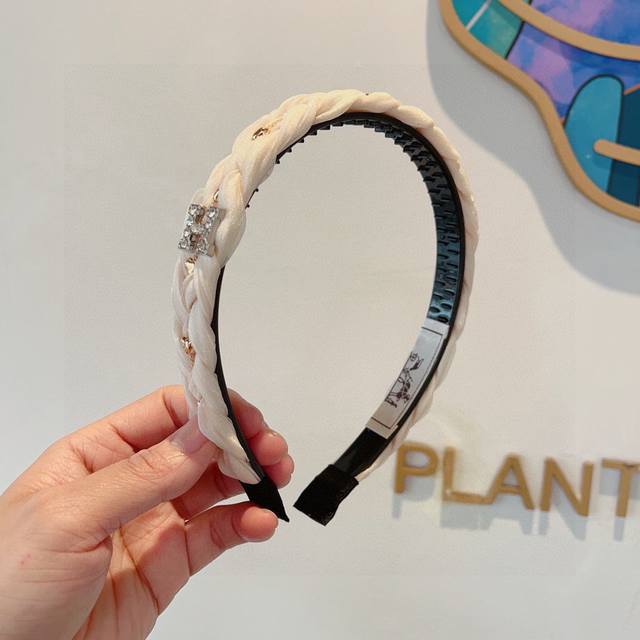 Hermes headband, a popular custom design, p60, with packaging. Made with importe