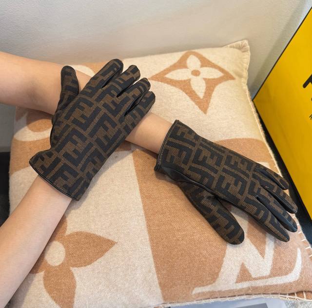 p110 Fendi 2026 Fall/Winter Lambskin Gloves with Touchscreen Mobile Phone. Worth