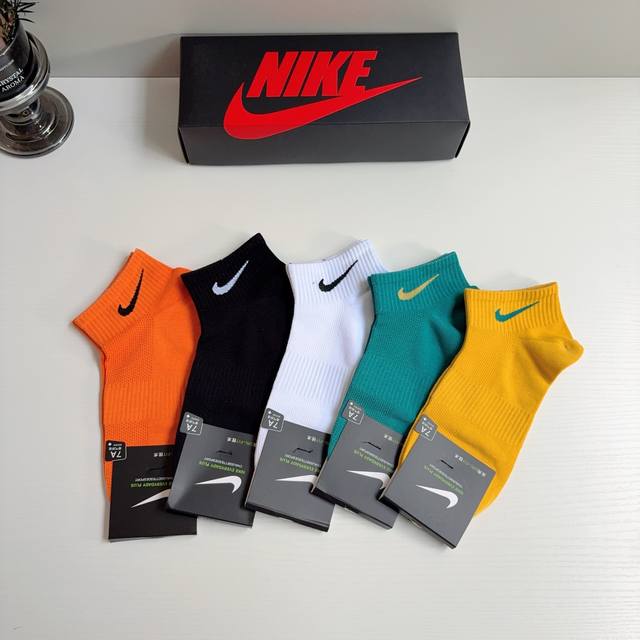 Includes packaging (p50). Box contains 5 pairs of new Nike short-sleeved cotton