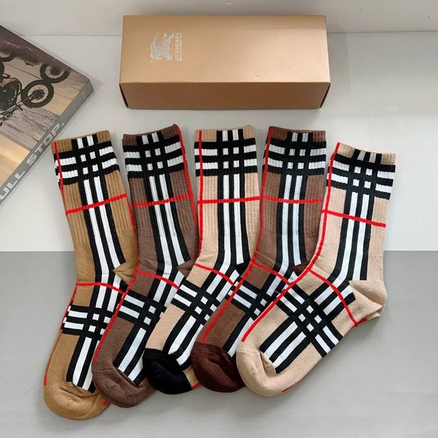 配包装p60 一盒5双 Burberry 巴宝莉 超火爆小单品，男女通用袜子，纯棉面料，潮人必备 爆款格子长筒袜，经典格子搭配潮流配色，个性时尚百搭款，你值得拥