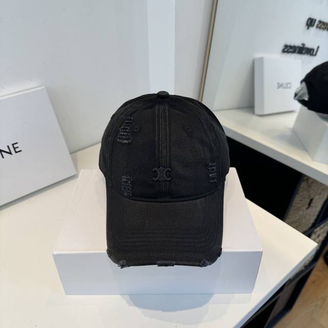 p60 Celine's new classic casual baseball cap features a Japanese and Korean styl