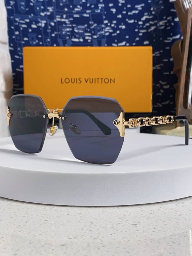 p100 Louis Vuitton 2026 New Retro Cut-Edge Gradient Style Fashion Sunglasses for