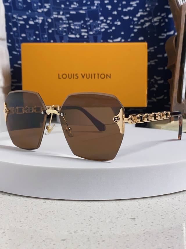 p100 Louis Vuitton 2026 New Retro Cut-Edge Gradient Style Fashion Sunglasses for