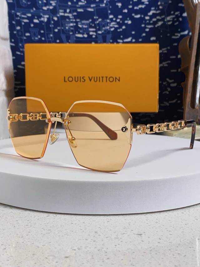 p100 Louis Vuitton 2026 New Retro Cut-Edge Gradient Style Fashion Sunglasses for