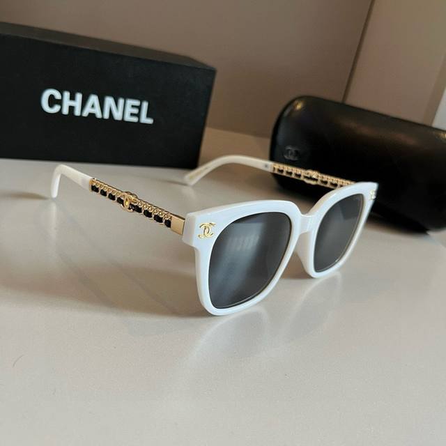 100 p Chanel sunglasses, round-faced beauties, look here! Super flattering for c