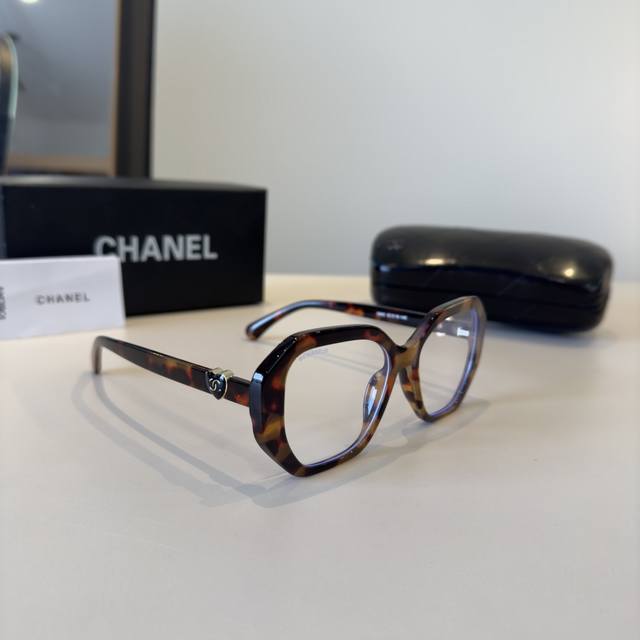 90 p Chanel's new sunglasses, optical lenses, a favorite of many fashion icons.
