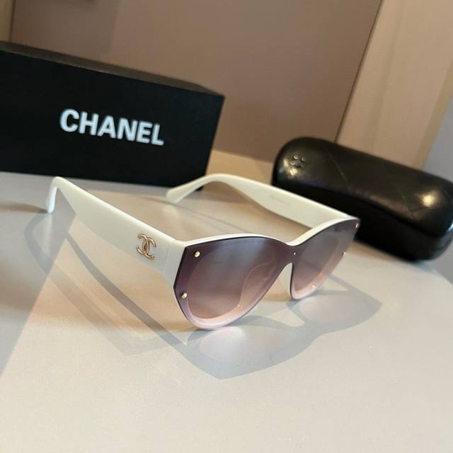 100 p Chanel cat-eye sunglasses, driving sun visors, super stylish Chanel sungla