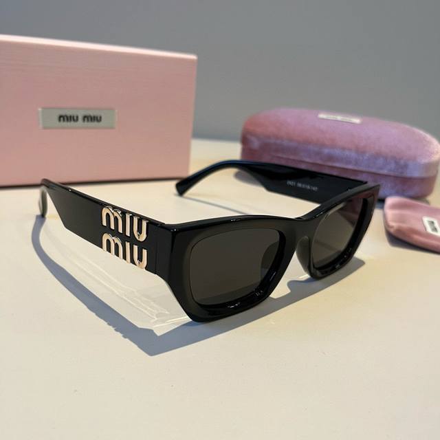 100 p Miu Miu sunglasses, black with a gold logo, is always the perfect combinat