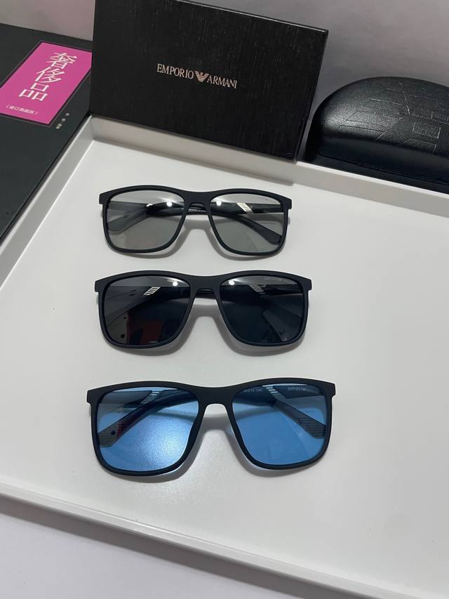 110。新款品牌：阿玛尼Armani ：原单品质男士偏光太阳镜 材质：高清宝丽来偏光镜片、板材印字Logo镜腿。看细节就知道大师手工制作设计，做工精致，高端大