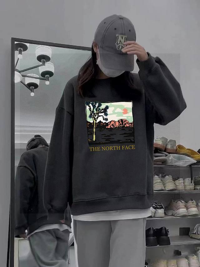 100加绒 高品质北面Tnf联名款胸前大Logo系列印花情侣卫衣这款卫衣看似简单，但是版型真的是十分的出众！无论帅哥还是美女都可以轻松驾驭，多重风格可以随意转换