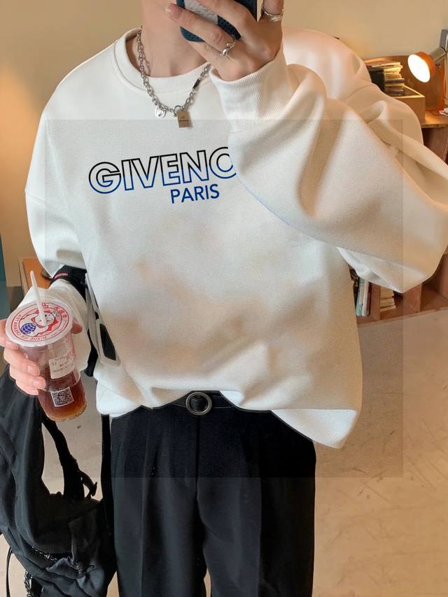 100加绒 高品质纪梵希Givenchy最新款字母大Logo情侣同款圆领卫衣这款卫衣看似简单，但是版型真的是十分的出众！无论帅哥还是美女都可以轻松驾驭，多重风格