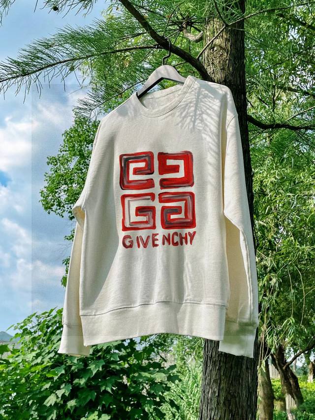 100加绒 高品质纪梵希Givenchy最新新款字母红标大Logo印花男女情侣同款圆领卫衣这款卫衣看似简单，但是版型真的是十分的出众！无论帅哥还是美女都可以轻松