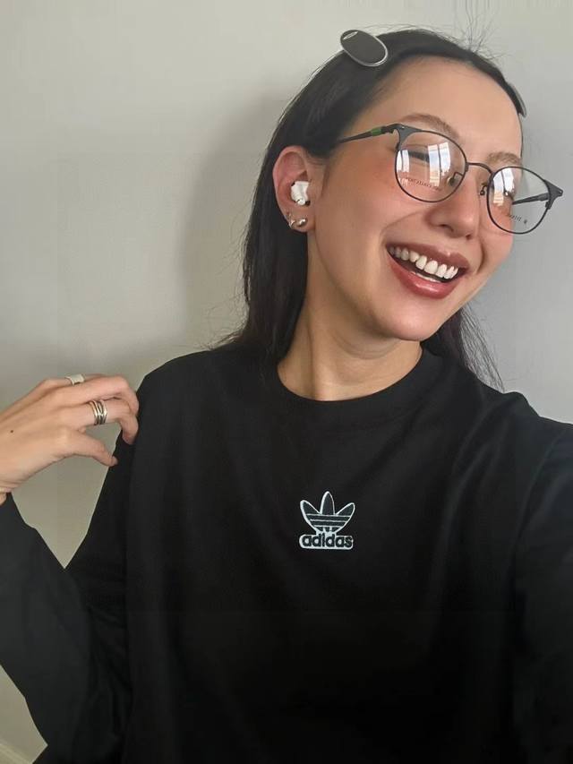 100加绒 高品质Adidas阿迪达斯三叶草专柜同步刺绣Logo贴布系列男女同款情侣卫衣这款卫衣看似简单，但是版型真的是十分的出众！无论帅哥还是美女都可以轻松驾