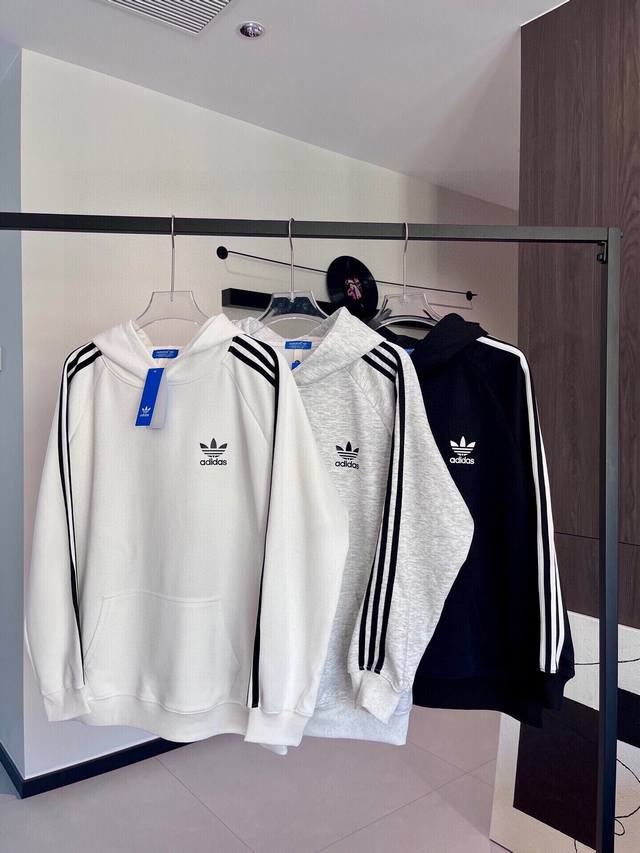 100Adidas阿迪达斯三叶草专柜同款发售经典三杠连帽卫衣，最优品质，爆炸上新，出街回头率超高的卫衣！三杠的设计搭配上左胸的小Logo设计，既经典又不失新潮！