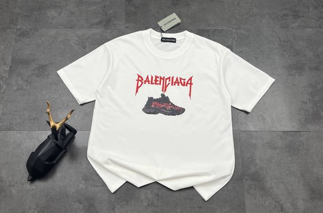 110新款巴黎世家短袖上新2026Ss夏季新品巴黎世家Balenciaga 硬核潮T|把高级街头感焊在身上谁衣柜里能少一件巴黎世家的重磅限定情侣短袖啊!这一季鞋 110新款巴黎世家短袖上新2026Ss夏季新品巴黎世家Balenciaga 硬核潮T|把高级街头感焊在身上谁衣柜里能少一件巴黎世家的重磅限定情侣短袖啊!这一季鞋