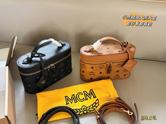 190 200配盒 复刻版Size：19*12Cm 小号 23*13Cm 大号 Mcm化妆盒是每个女生的梦中情包太好看了吧百搭便携！小而精緻大而大氣都好看都喜歡