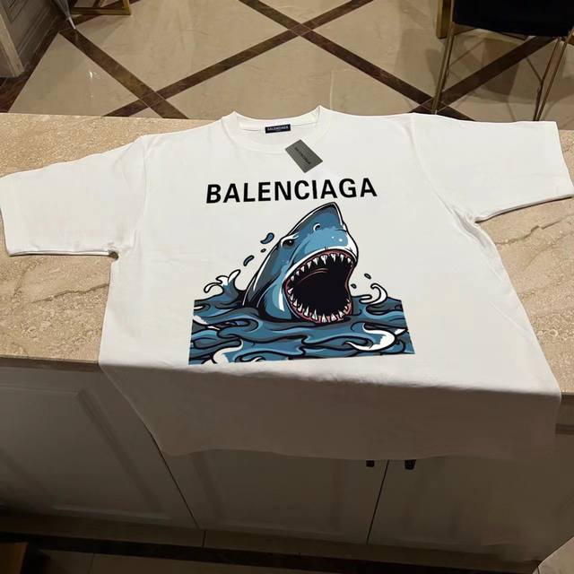 80Balenciaga巴黎世家鲨鱼短袖半袖T恤- 采用260G双纱100%新疆精梳纯棉面料- 采用过肩拉条工艺,百洗不变形!-采用高端印花,百洗不开裂!- 宽 80Balenciaga巴黎世家鲨鱼短袖半袖T恤- 采用260G双纱100%新疆精梳纯棉面料- 采用过肩拉条工艺,百洗不变形!-采用高端印花,百洗不开裂!- 宽
