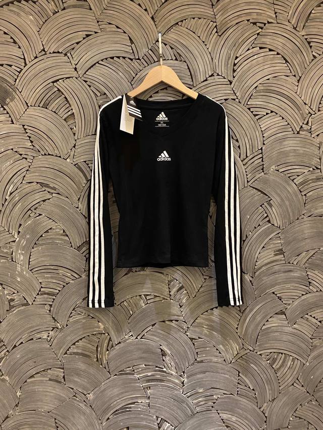 90Adidas阿迪达斯 美式复古V领三条杠纯棉修身弹力短款圆领上衣长袖卫衣情侣款Color: 黑色 Size: M-Xlm 肩宽32 胸围70 衣长55 Cm