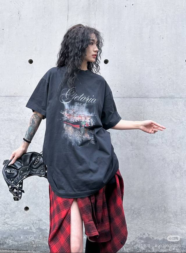 90顶级版本Balenciaga巴黎世家日落油画T恤短袖把南法小镇的日落，穿在身上Getaria复古油画印花廓形T恤，自带松弛文艺感做旧水洗黑底+水彩风小镇印花