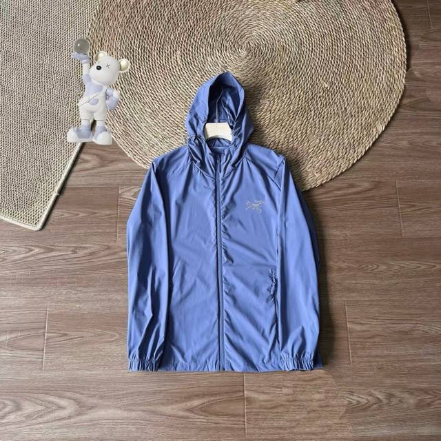 This is a women's Arc'teryx outdoor sun protection jacket (model number 120, siz