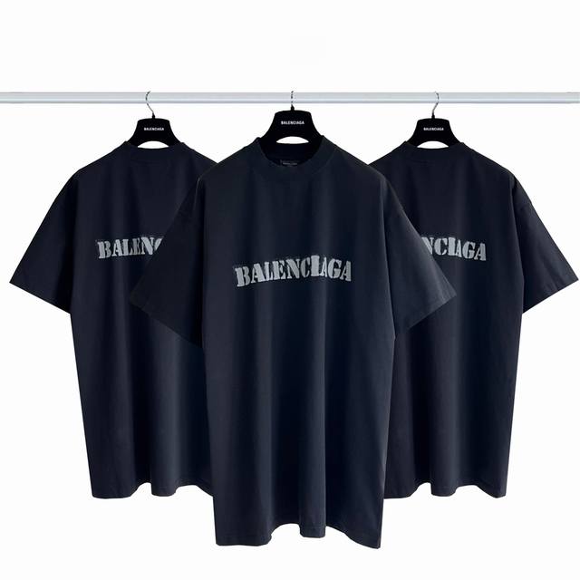 巴黎世家 Balenciaga 模糊前后Logo短袖 p100 袖口下摆采用磨烂工艺 双线的针法加持 走线平直 前后幅字母Logo采用喷漆印花工艺 整体做旧模糊
